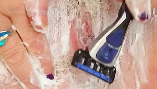 Bakış açısı orta yaşlı seksi kadın yakın çekim - üvey anne amını tıraş ediyor