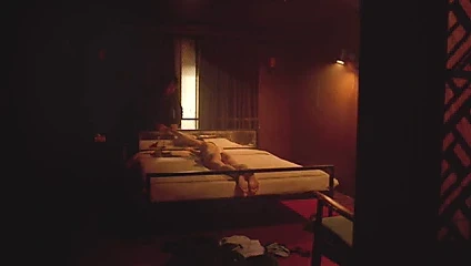 Alexandra Daddario - yatağa kırbaçladı