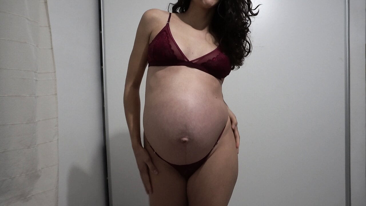 Hamile latina milf çalışıyor üzerinde seksi kadın iç çamaşırı