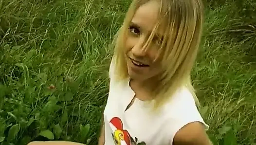 Lesley arka bahçede mastürbasyon yapıyor