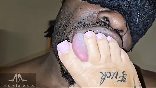 Tatty Tyler ayak ve amına tapıyor