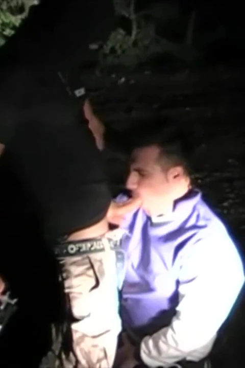 Aşırı sergide ağzına sidik ile sert sikiş