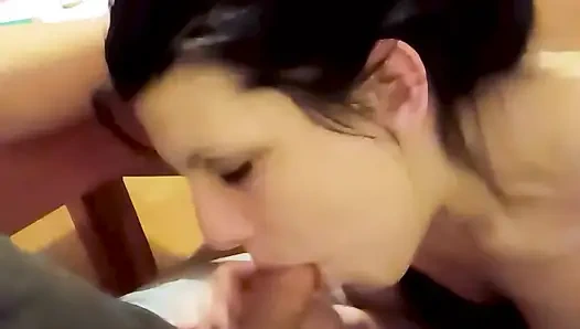 Amatör gırtlağına boşalma derlemesi ağzına boşalma orta yaşlı seksi kadını yutuyor