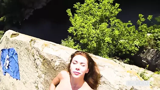 KANYON'DA YÜKSEK BIR UÇURUMDA VAHŞI HALKA AÇıK SIKIŞIYOR. MIA BANDINI