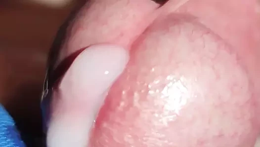 Yakın çekim yavaş boşalma akışı - İskoç kesilmiş yarak