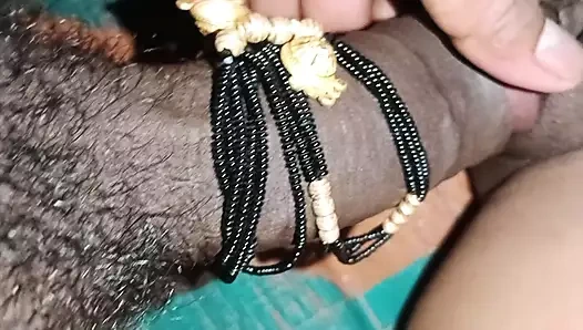 Baldıza hindistan cevizi suyu içirdi ve onu kalın yarağıyla sikiyor