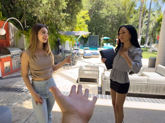 Azgın emlakçı çifti açık evde sikişirken yakalıyor ve vahşi üçlü seks için katılıyor - househumpers