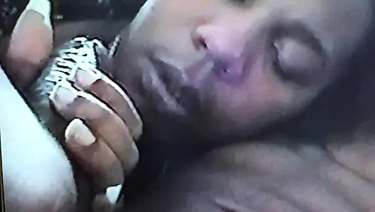 Bütün gün sikini emiyor