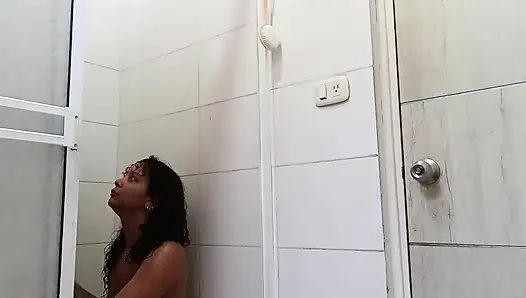 Üvey babam gerçekten azgın ve beni banyoda sikiyor üvey annemin burada bulunmamasından faydalan