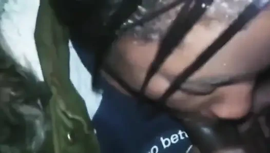 Yalayan büyük siyah yarak açık havada inliyor