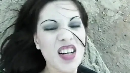 Şehvetli esmer hatun sahilde hunk'un aletine biniyor