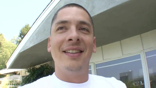 Genç esmer kadının bacakları havaya çarpıyor