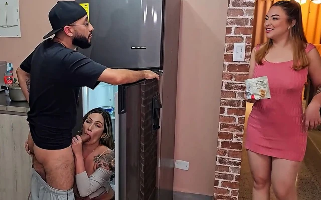 Anailove mutfağa sızıp devasa ereksiyonu çiğden sahipleniyor
