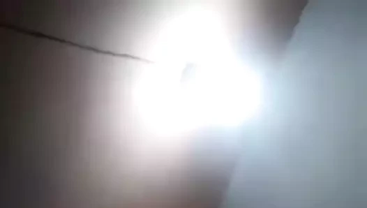 Kız vücut güzelliğini ortaya koyuyor