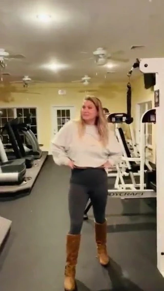 Sarışın işemek pantolonuna