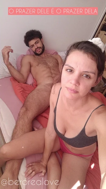 Его удовольствие является ее удовольствием - она знает пути и дюны удовольствия. У нее есть желание удовлетворить вас, чтобы почувствовать сладость ее меда.