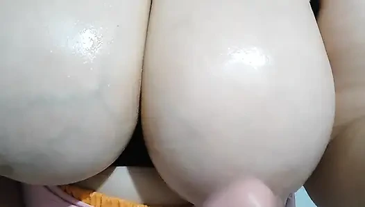 OLGUN KADIN OYUNCAĞI İLE OYNUYOR