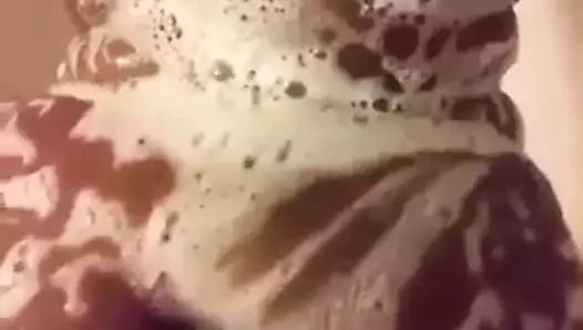 Duşta twerk yapıyor