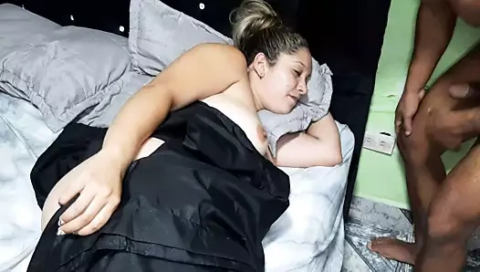 Bana lezzetli bir oral seks yapması için üvey kardeşimi uyandırıyorum.