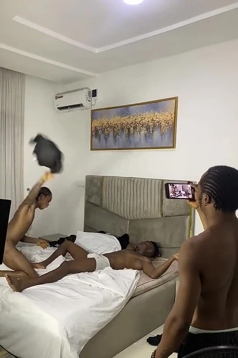 Два потрясающих паренька имеют свои красивые моменты