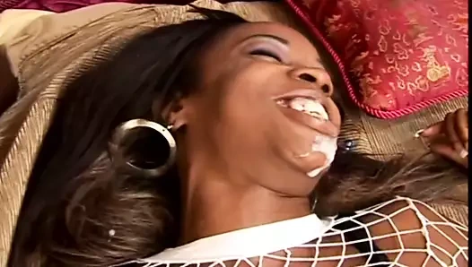 Büyük siyah horoz lanet - hipnotik kız amını parçalamayı seviyor