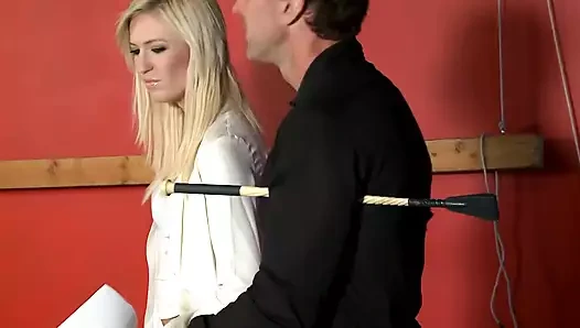 Sadist sikici usta priece zindanda sarışın itaatkar sürtük Kelly'ye hükmediyor