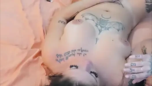 Dövmeli orta yaşlı seksi kadın en iyi oral seks