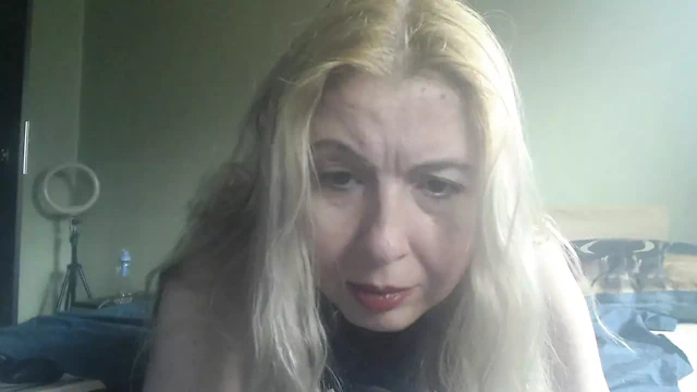 Fileli sarışın seks oyuncaklarıyla orgazm oluyor