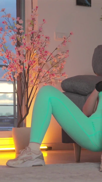 Ateşli orta yaşlı seksi kadın Jeny Smith taytla çalışıyor ve sonra soyunuyor | Klip 2