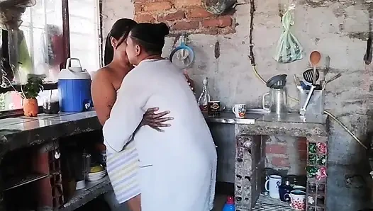 Mutfakta çalışan bana sürpriz yaptı