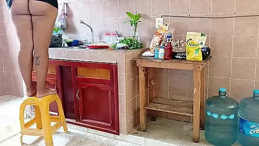 Tombul üvey anne mutfağı yıkıyor ve temiziyor