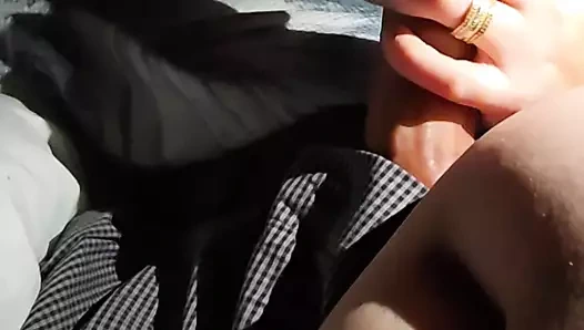 Gecenin ortasında üvey anne üvey oğlunun odasına giriyor ve sikini sıvazlıyor