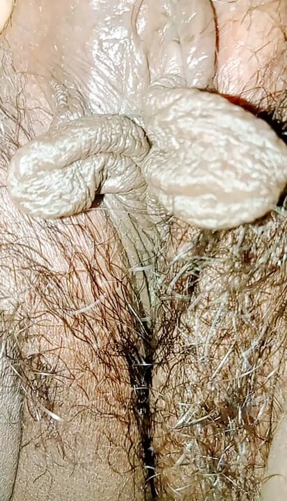 Hintli gita teyze edepsiz tina show büyük yaraklı büyük zenci yarağı ve gırtlağına kadar alıyor adam Bengalli kıza nüfuz etmek için yaşlı pikap şemasını istismar ediyor