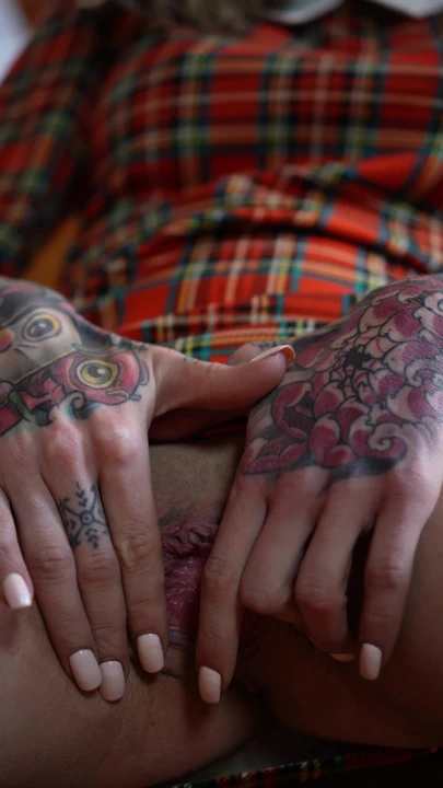 Bu cüretkar pozu kaldırabilir misin?