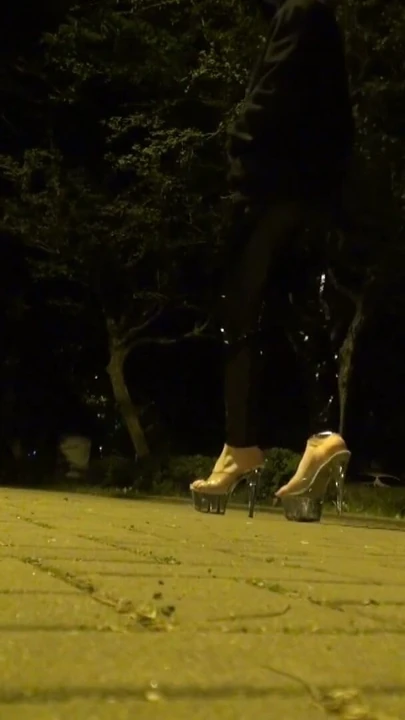 Net yüksek topuklu ayakkabılar ve lateks tayt - halka açık travesti | Klip 2
