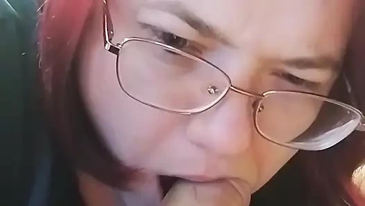 Komşumu emerken kocamı filme alıyorum ve ağzına boşalıyor