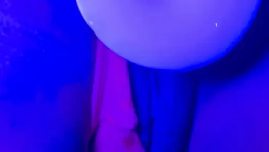 Zenci tanrıça sızdırıyor: neon tanga ve dildo fışkırtıyor