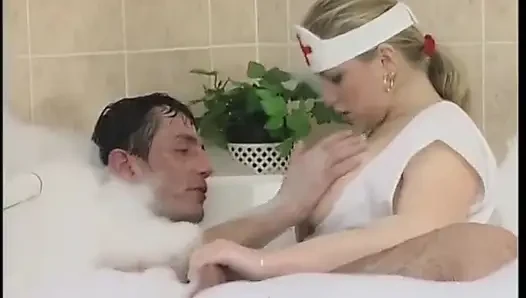 Büyük memeli orta yaşlı seksi kadın hemşirelik yaparken banyoda sikiliyor