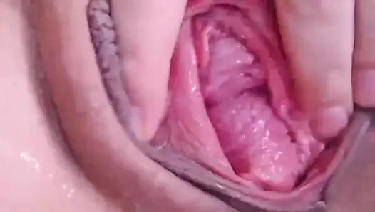 Seksi kırmızı iç çamaşırlı, çoraplı ve yüksek topuklu amcık oyunu