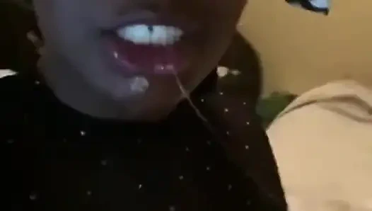 Üvey babam bizimle taşındı ve gece geç saatlerde biraz eğleniyoruz