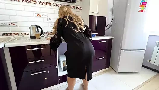 Olgun bir kadın, kendisinin anal seks yapmasına ve büyük kıçıyla ev yapımı porno yapmasına izin verir