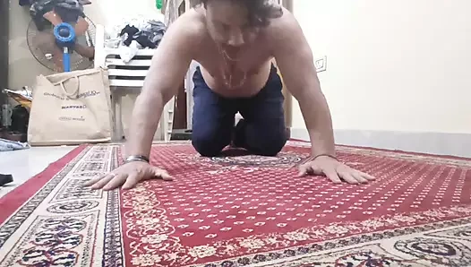 Yaşlı adam ateşli egzersiz sırasında vücudunu sikiyor