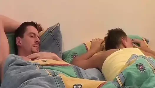 Azgın beefcake taşakları twink'in göt deliğine sokuyor