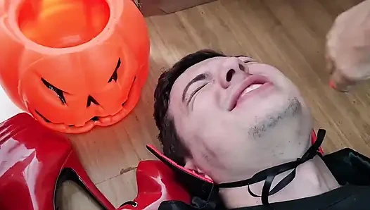 Dracula Kiffa Cadısını ısırmaya çalışıyor ama dersini aldı