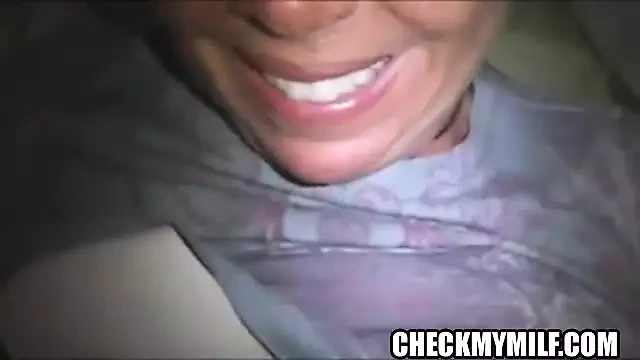 Orta yaşlı seksi Alman olgun karım döl içiyor