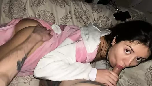 İlk kez üvey kardeşimi kıçından ve bir arkadaşımla siktim