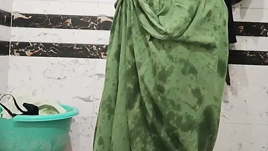 Priya bhabi güzel vücut gösterisi