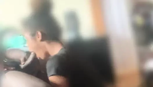 Öğle yemeği vakti gibi yarak yiyor