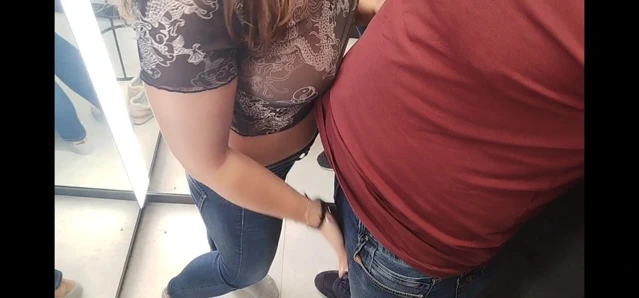 Soyunma odasında halka açık sakso ve seks