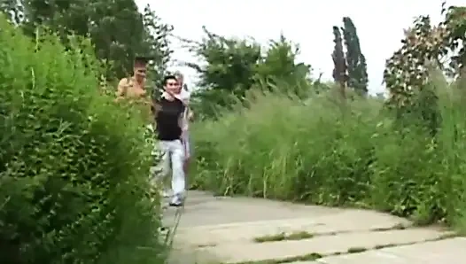 Akran Paulus ve arkadaşları doğanın tadını çıkarıyor